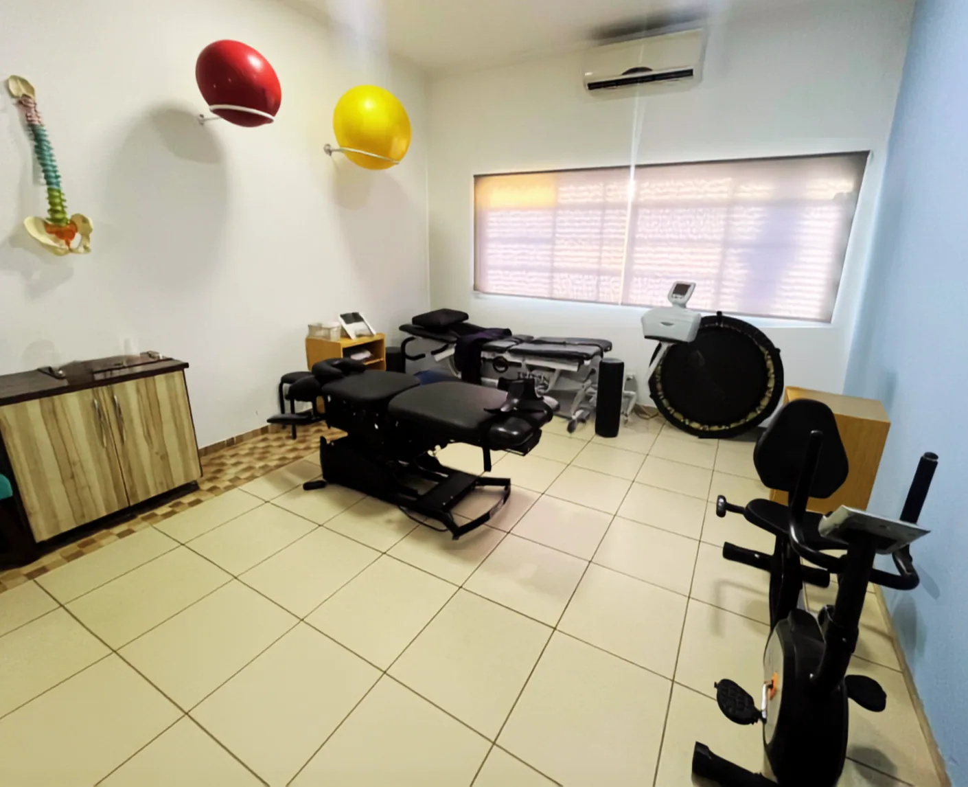 Sala de atendimento fisioterapêutico com equipamentos para avaliação da coluna